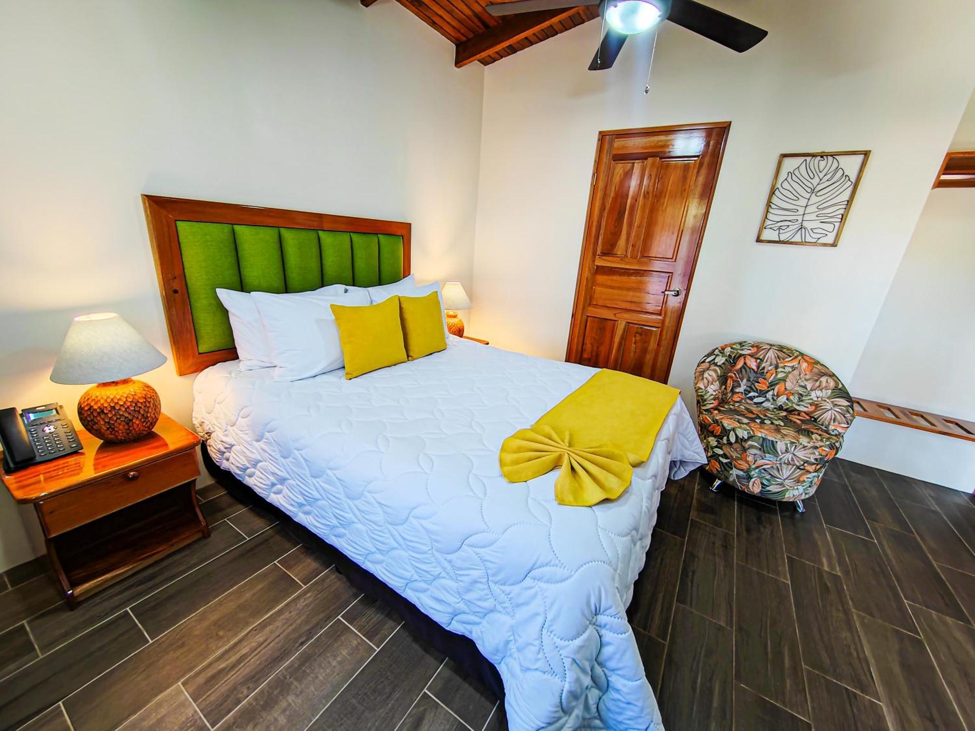 Lantana 1 Queen Bed